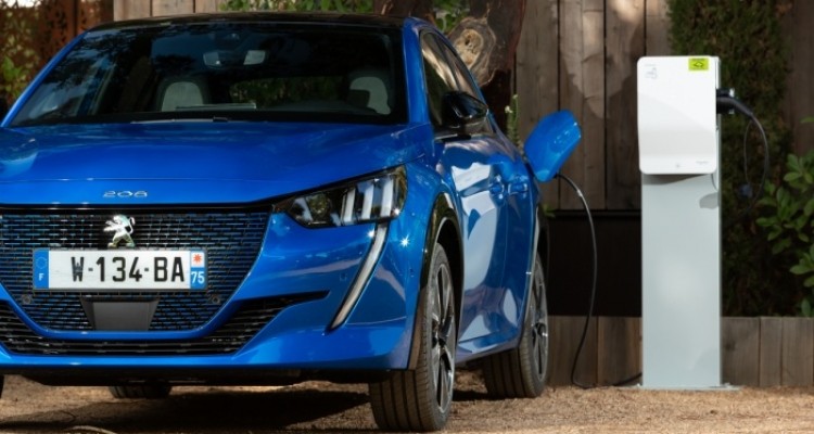 Peugeot e-208 e Suv e-2008: mobilità elettrica anche per i neopatentati