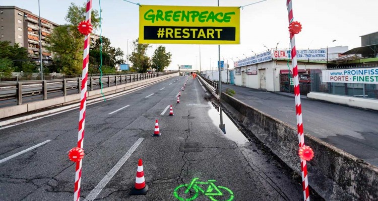 Greenpeace in azione a Roma: nelle nostre città ripartire dalla mobilità sostenibile