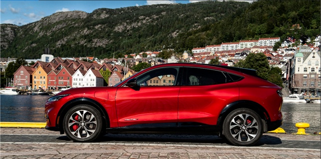 Mustang Mach-E, il SUV elettrico con il cuore Mustang