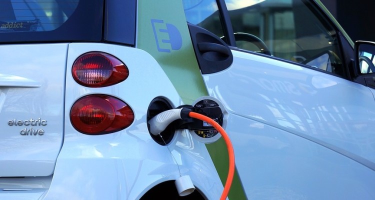 Nel primo trimestre del 2021 l’elettrico supera diesel e benzina